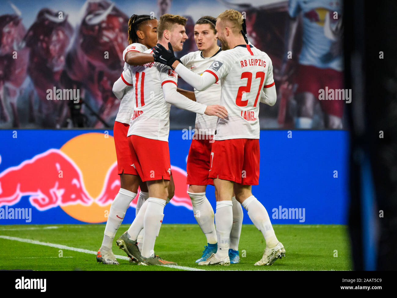 Leipzig, Deutschland. 23 Nov, 2019. Timo Werner (2 L) von Leipzig feiert seinen Zählen mit Mannschaftskameraden während eines Deutschen Bundesligaspiel zwischen RB Leipzig und 1. FC Koeln in Leipzig, Deutschland, November 23, 2019. Credit: Kevin Voigt/Xinhua/Alamy leben Nachrichten Stockfoto