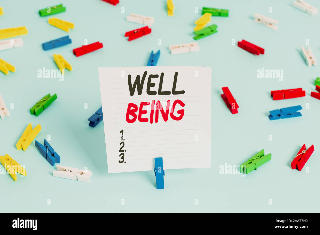 Wort Schreiben von Text. Business foto Präsentation einer guten oder zufriedenstellenden Zustand der Existenz einschließlich Gesundheit Farbige clothespin Papier leer Stockfoto