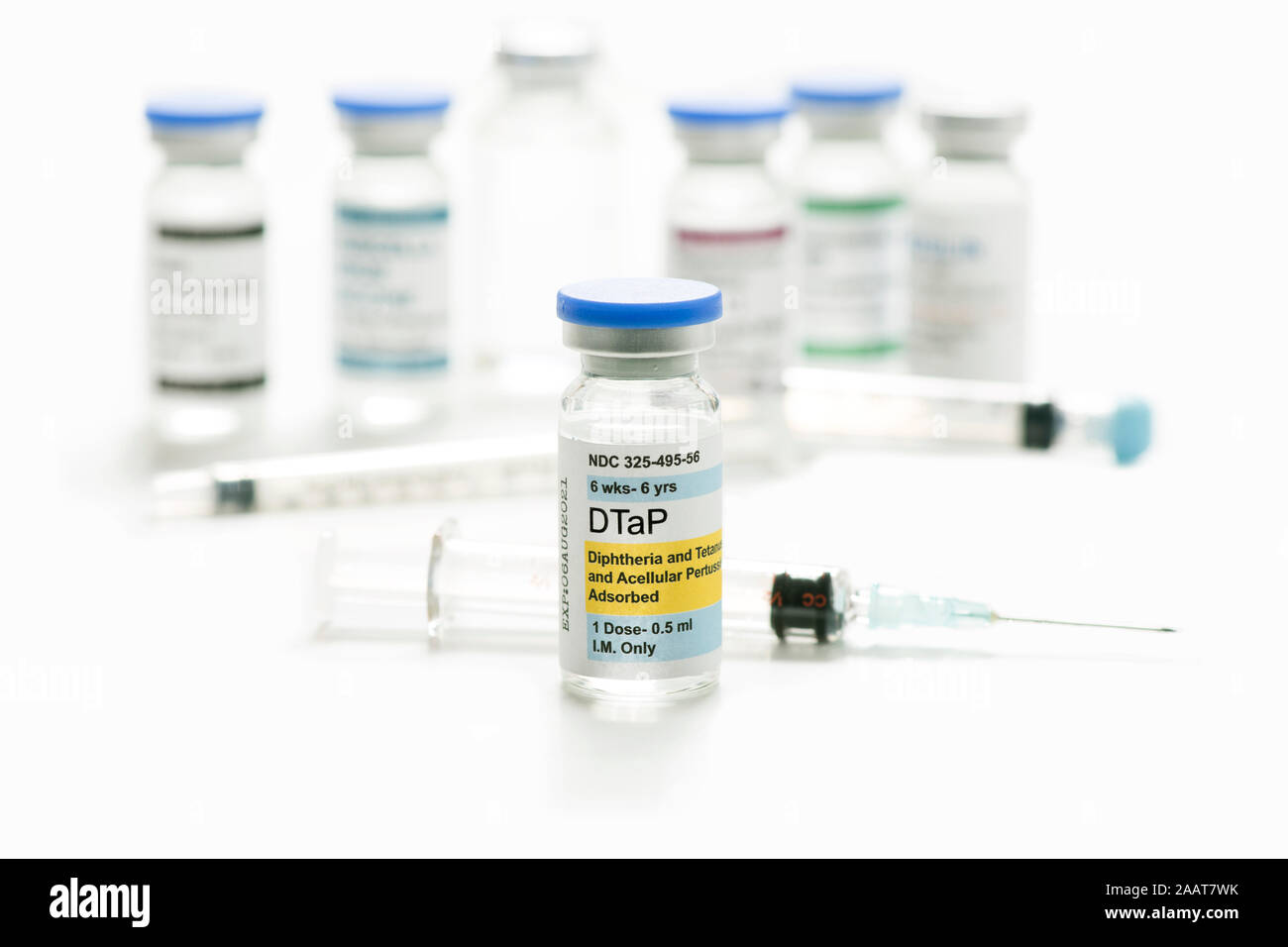 DTaP-Impfstoff Durchstechflasche mit anderen Impfstoffen und Spritzen im Hintergrund. Stockfoto