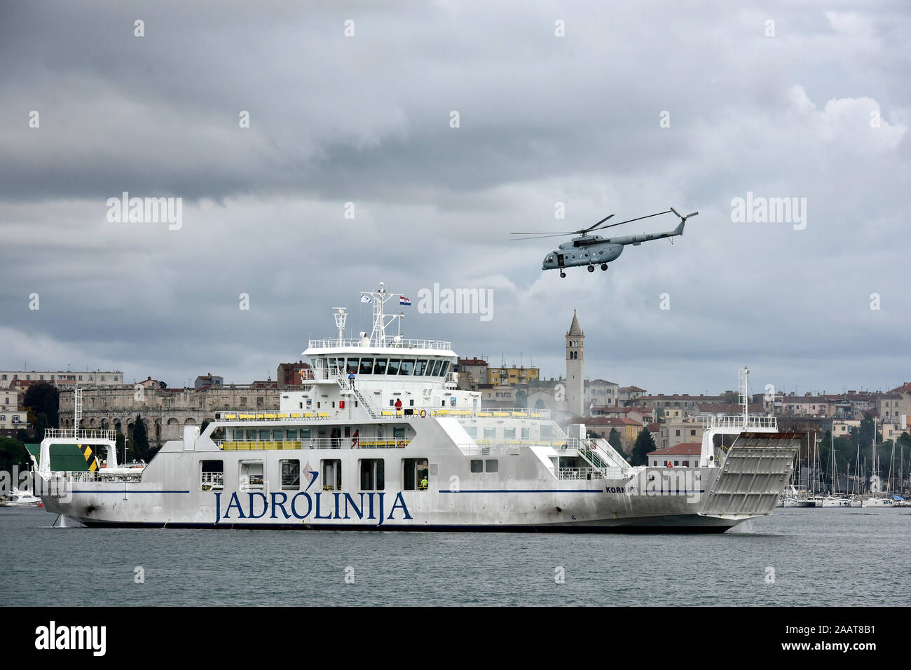 (191124) - Peking, November 24, 2019 (Xinhua) - ein Hubschrauber ist während einer Brandbekämpfung und anti-verschmutzung Übung aus der nördlichen Adria Pula, Kroatien, Nov. 22, 2019. Feuerwehrleute aus Kroatien, Slowenien und Italien nahmen an der Übung, die nach einer zweijährigen gemeinsamen Training unter dem Projekt Nord Adria Maritime Incident Response Group (NAMIRG) durchgeführt wurde. (Dusko Marusic/Pixsell über Xinhua) Stockfoto