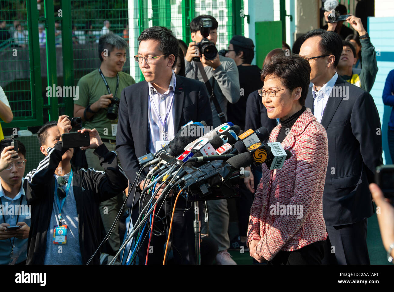 Hongkong, China. 24. November 2019. Chief Executive, CARRIE LAM, stimmen im Gemeinderat Wahlen und erfüllt die Presse. Die Wahl wird vorausgesagt, Hong Kongers Ansichten zu folgenden 5 Monaten Proteste zu zeigen. Jayne Russell/Alamy leben Nachrichten Stockfoto