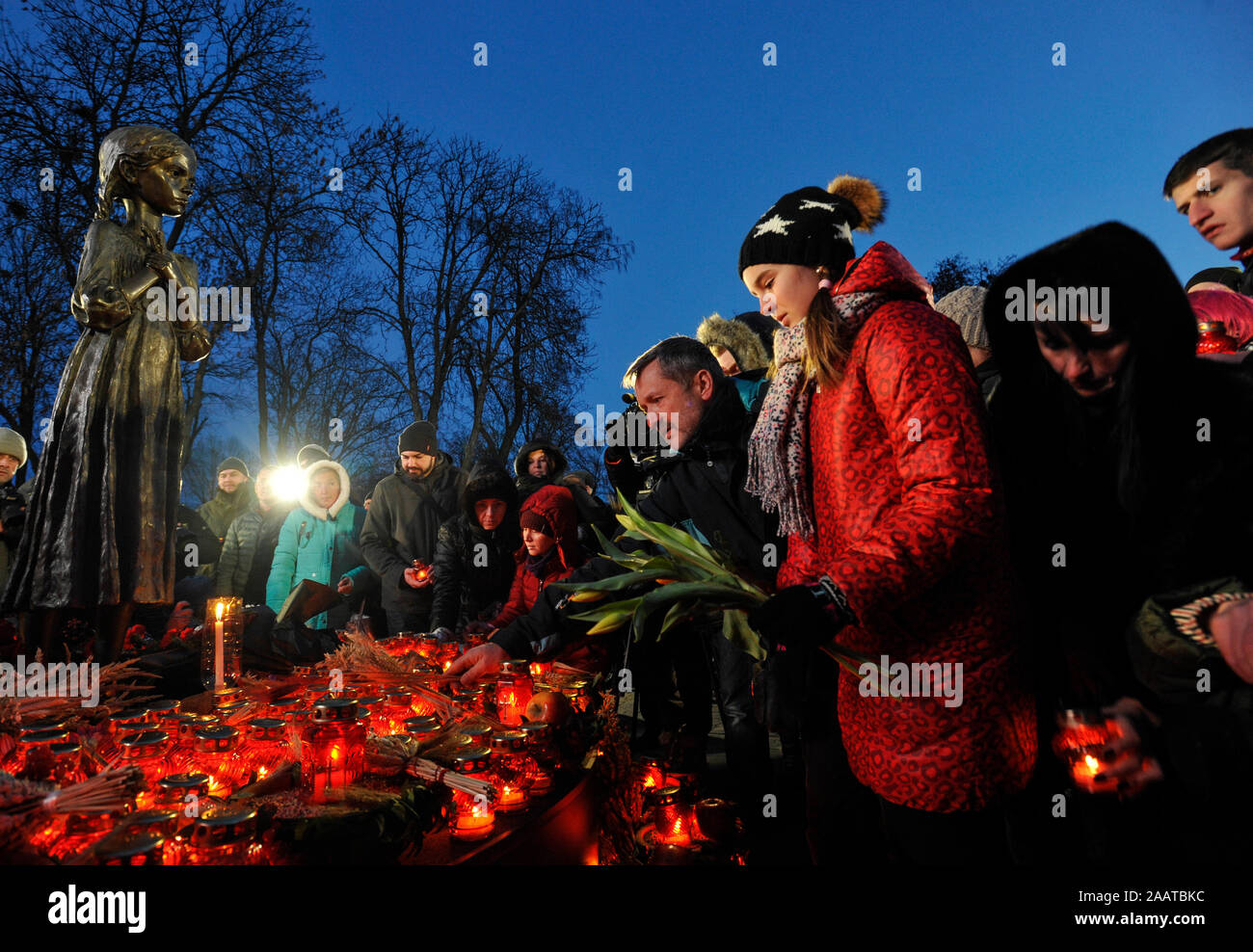 Menschen Kerzen während der Zeremonie die Opfer des Holodomor 1932-1933 an einem Denkmal für die Opfer der großen Hungersnot zu gedenken. Die Ukraine markiert den 86. Jahrestag des Beginns der Holodomor Hungersnot der sowjetischen Ära, die Millionen von dann Führer Joseph Stalin bestellt getötet. Stockfoto