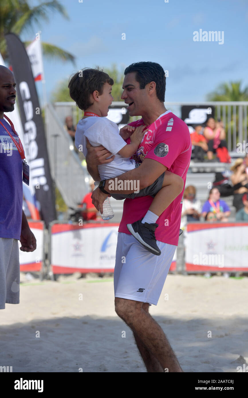 Florida, USA. 23 Nov, 2019. Miami Beach, FL - 23. NOVEMBER: Besucht die Berühmtheit Fußballspiel profitieren Best Buddies Nächstenliebe am North Beach Sand-Bowl am 23. November 2019 in Miami Beach, Florida. Credit: Stürme Media Group/Alamy leben Nachrichten Stockfoto