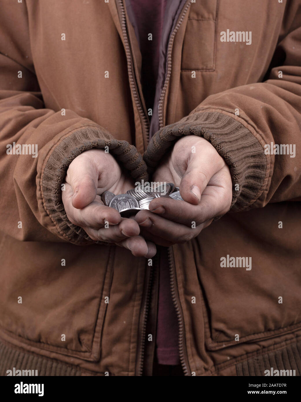 Bettler Konzept. ausgestreckten Händen eines Obdachlosen um Hilfe zu bitten. Silber Münzen, die in den Palmen closeup Stockfoto