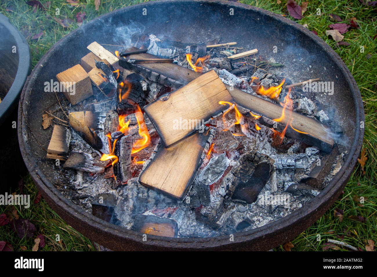Ein kleines Feuer brennt in einer Feuerschale. Stockfoto