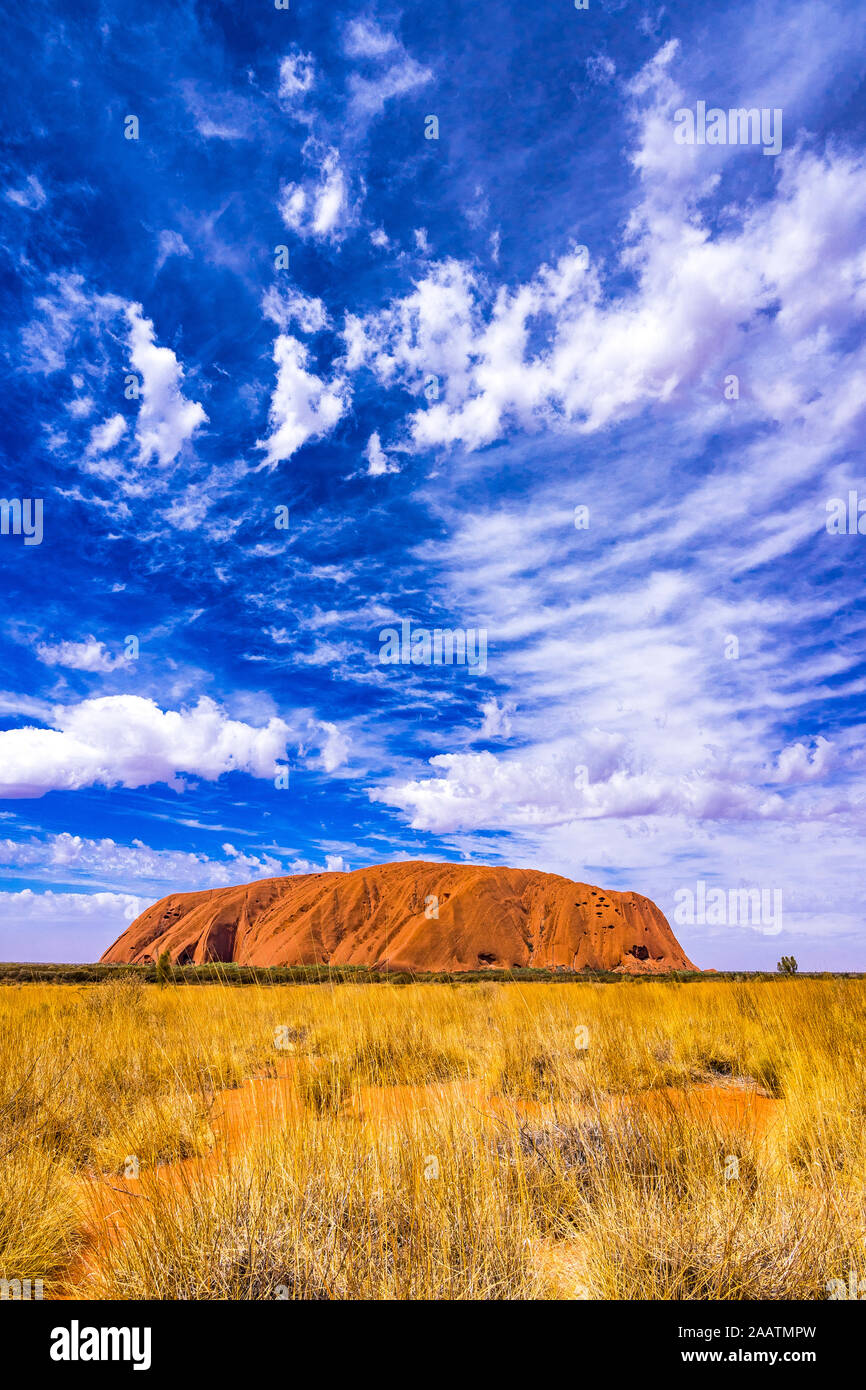 Uluru, auch Ayers Rock genannt, mit atemberaubenden Wolkenbildung an einem sonnigen Tag. Northern Territory, Australien Stockfoto