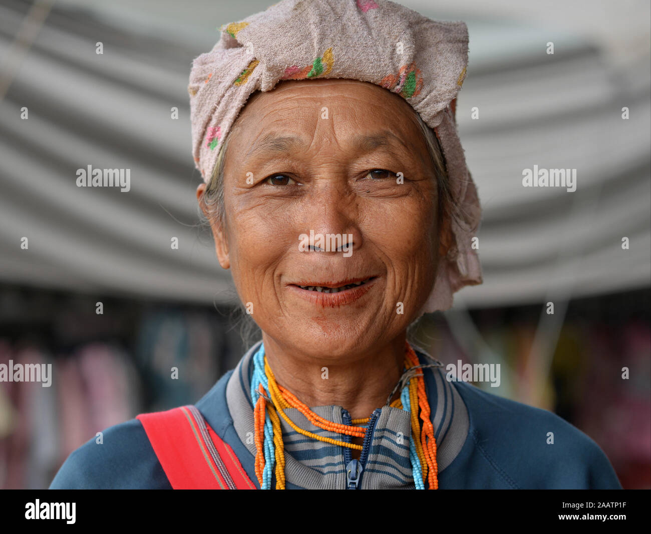 Ältere Thai Karen Hill - Stamm Frau mit Betel - Mutter befleckt rote Lippen Lächeln für die Kamera. Stockfoto