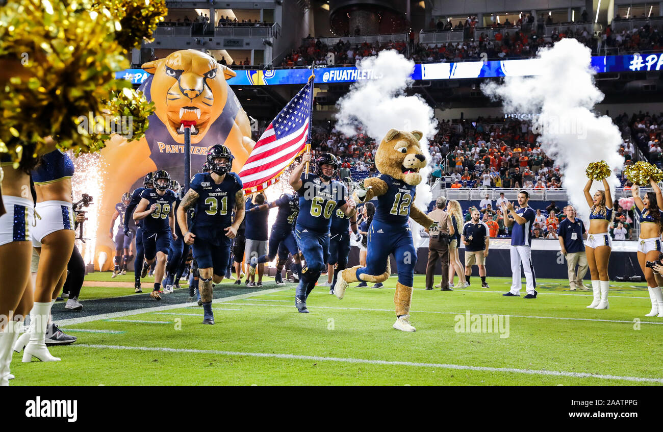 November 23, 2019: Die fiu Leoparden Fußballmannschaft enter, um das Feld, Leitung durch die FIU Maskottchen: Roary, vor einer NCAA Football Spiel gegen die Miami Hurricanes an der Marlins Park in Miami, Florida. FIU gewann 30-24. Mario Houben/CSM Stockfoto