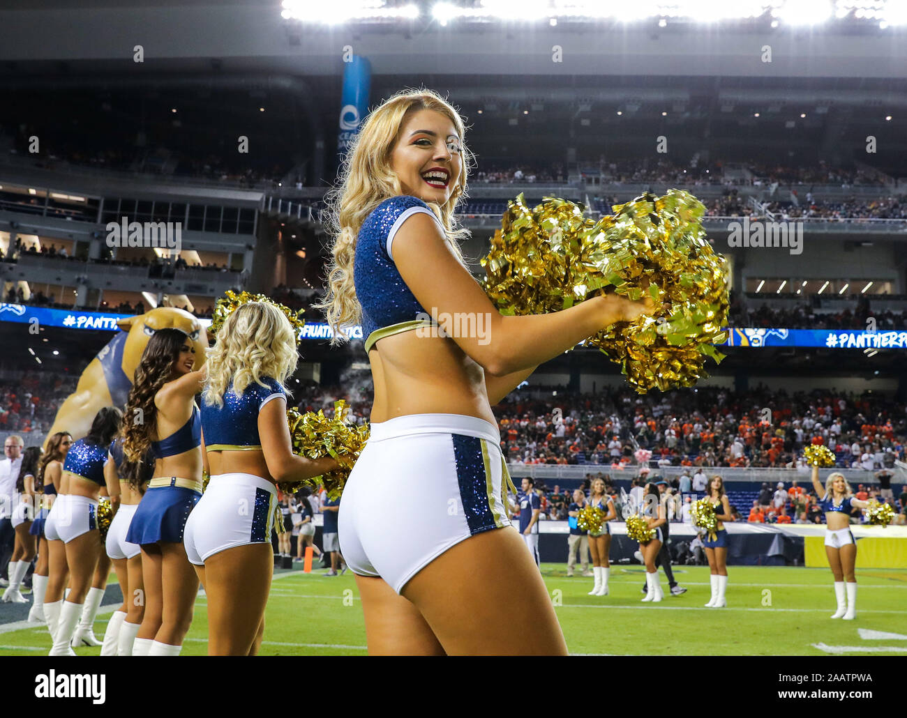 Miami, Florida, USA. 23 Nov, 2019. FIU Leoparden Cheerleadern zu Beginn eines NCAA Football Spiel gegen die Miami Hurricanes an der Marlins Park in Miami, Florida. FIU gewann 30-24. Mario Houben/CSM/Alamy leben Nachrichten Stockfoto