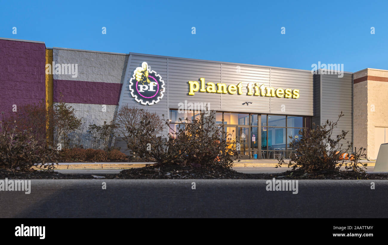 UTICA, NY, USA - 23.November 2019: Planet Fitness Vorderansicht in Toronto. Planet Fitness ist ein US-amerikanischer Franchisegeber und Betreiber von Fitness Center Kette.. Stockfoto
