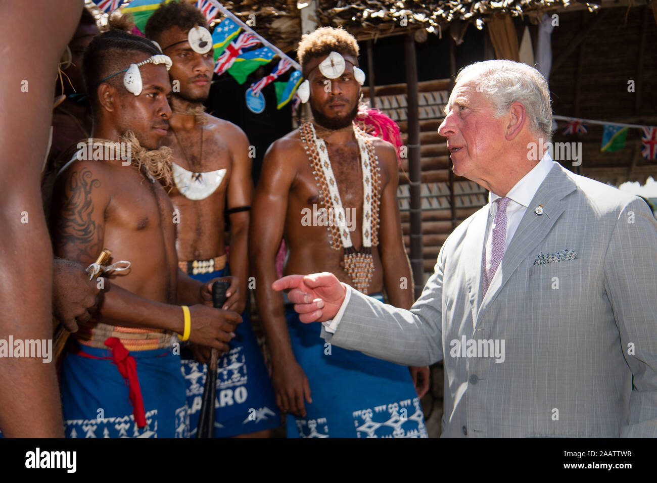 Der Prinz von Wales spricht mit Tänzerinnen in Government House in Honiara, am zweiten Tag der königlichen Besuch auf den Salomonen. PA-Foto. Bild Datum: Sonntag, November 24, 2019. Siehe PA Geschichte royals Charles. Photo Credit: Victoria Jones/PA-Kabel Stockfoto