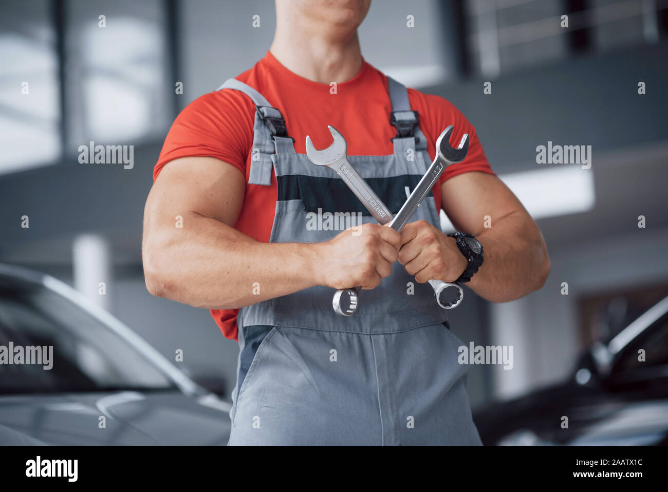 Hände von Automechaniker mit Schlüssel in einer Garage. Stockfoto