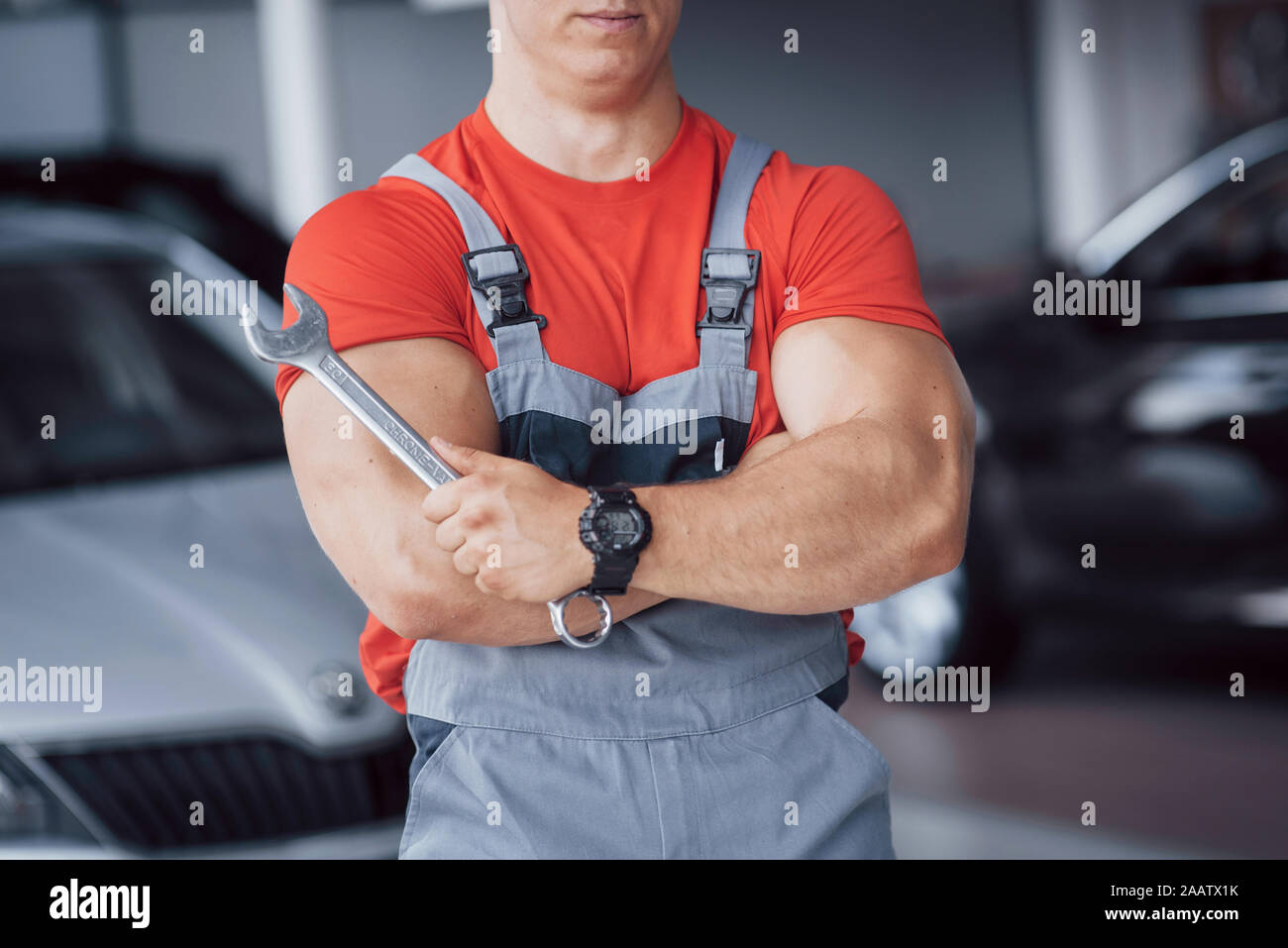 Hände von Automechaniker mit Schlüssel in einer Garage. Stockfoto