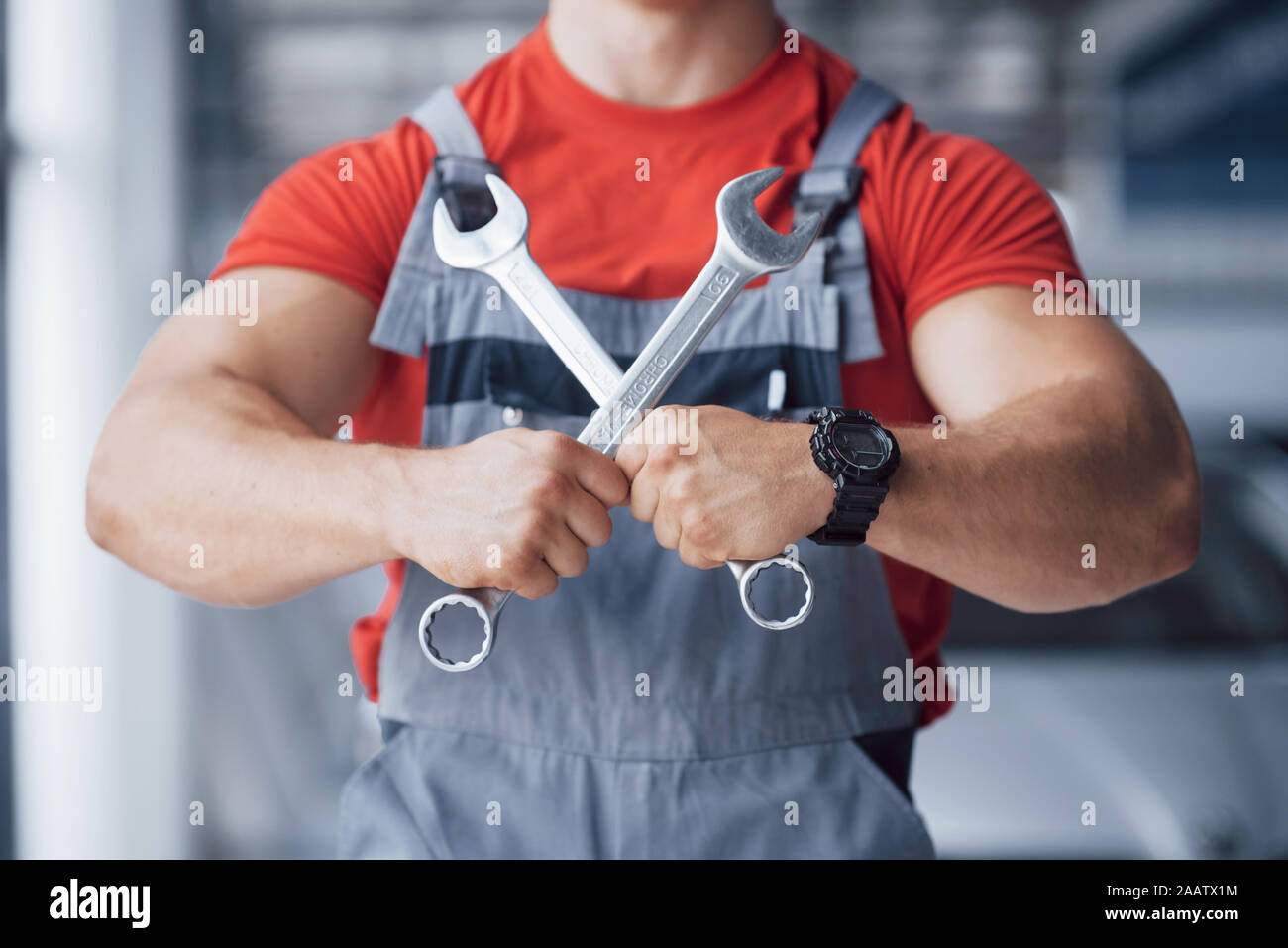 Hände von Automechaniker mit Schlüssel in einer Garage. Stockfoto
