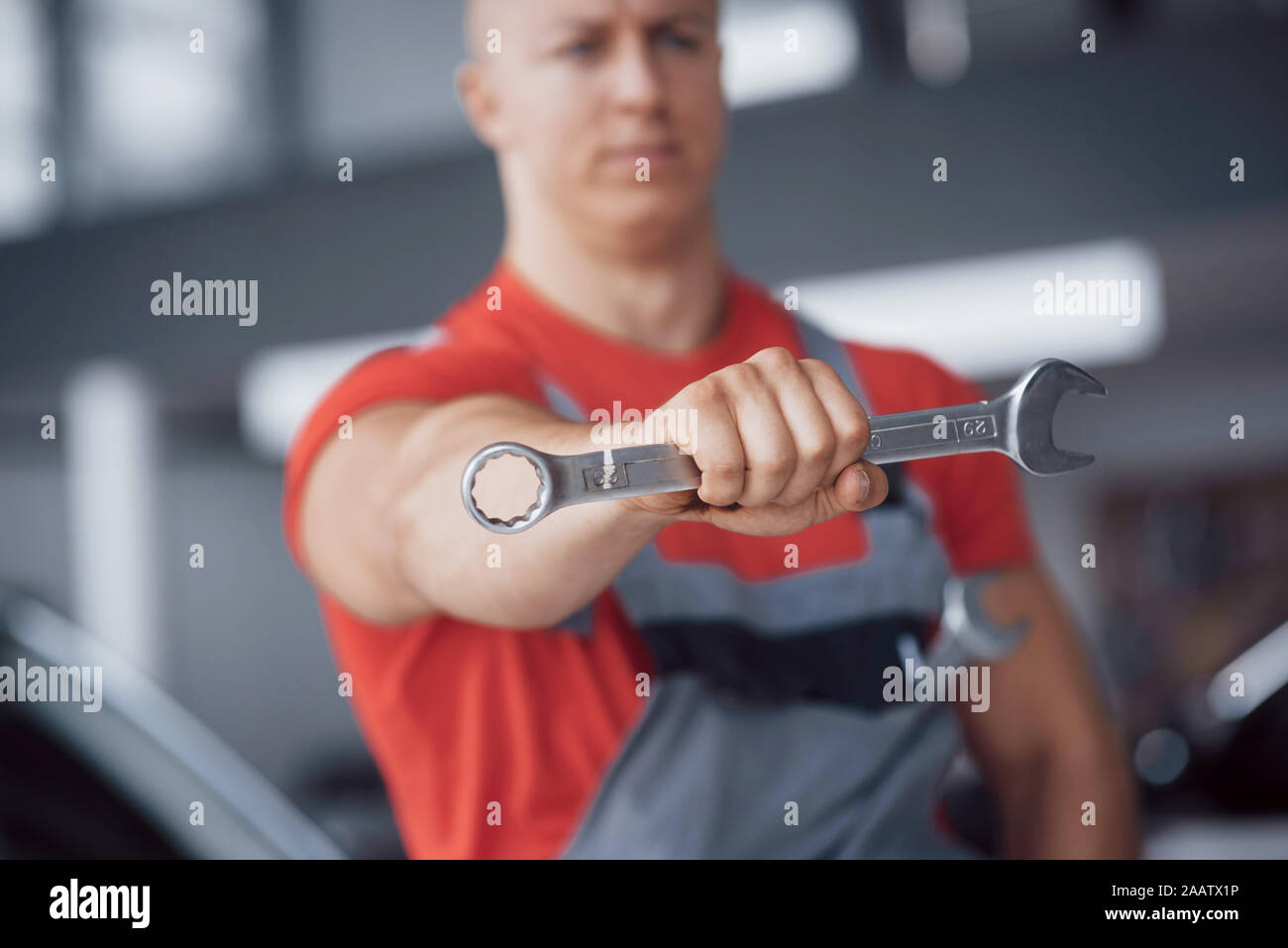 Hände von Automechaniker mit Schlüssel in einer Garage. Stockfoto