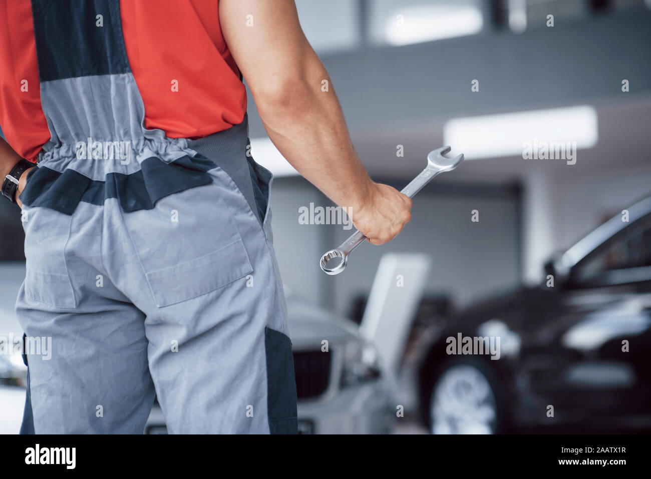 Hände von Automechaniker mit Schlüssel in einer Garage. Stockfoto
