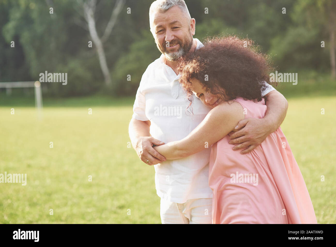 Eine liebevolle, stattlich senior Paar draußen im Park, viele Jahre zusammen Stockfoto