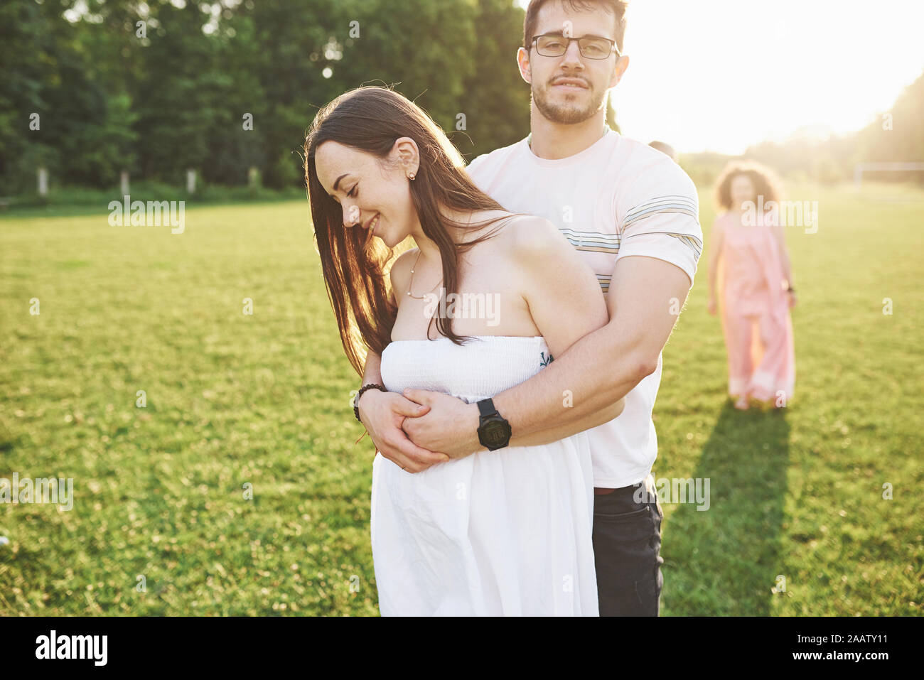 Zwei Familien verschiedener Generationen umfassen. Junge Mann und Frau sowie ihre alten Eltern, die immer noch lieben, Stockfoto