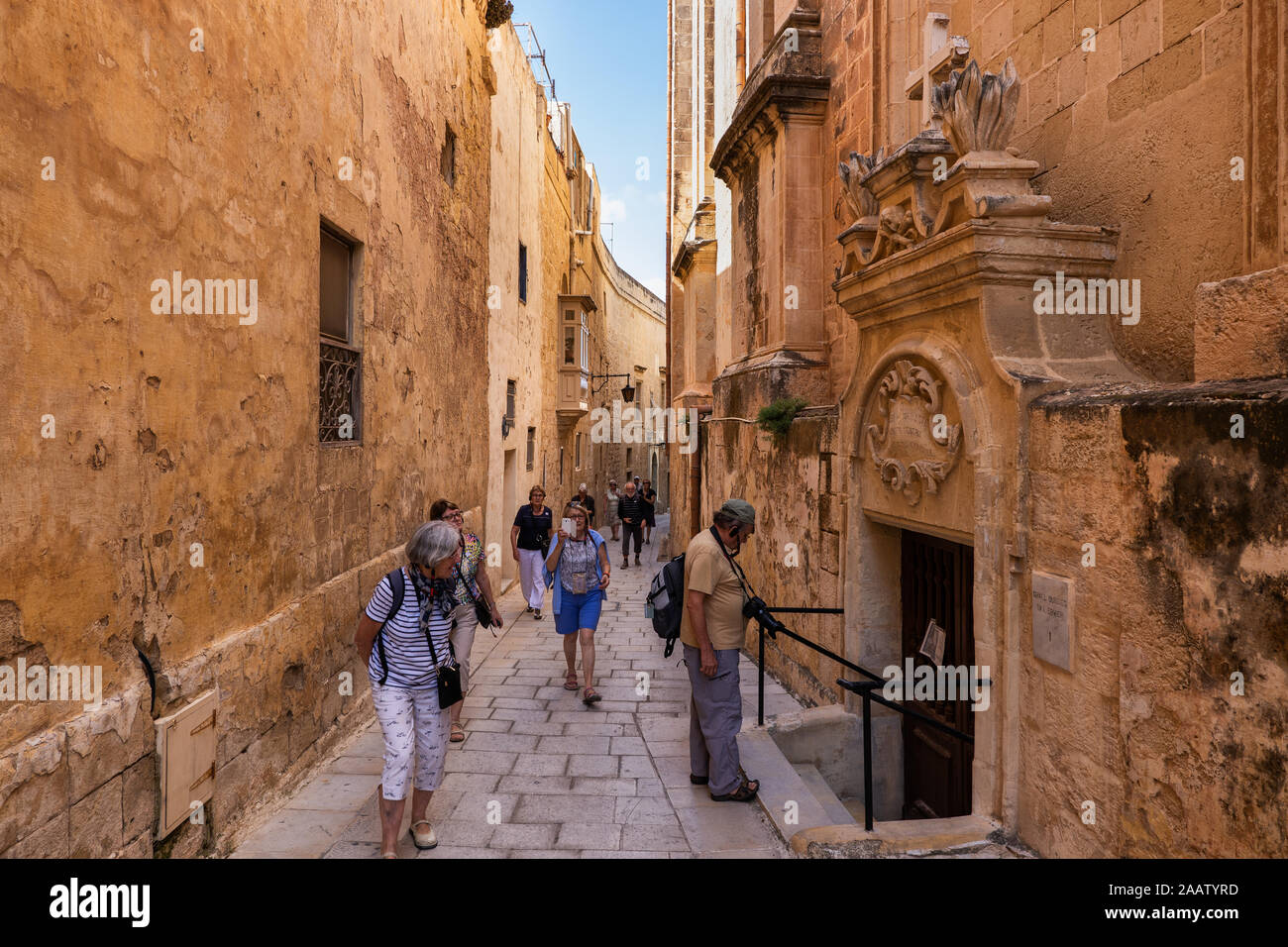 Mdina (Malta: L-mdina) - Die Stille Stadt in Malta, schmale Straße in die alte Hauptstadt mit einer Gruppe von Touristen Stockfoto