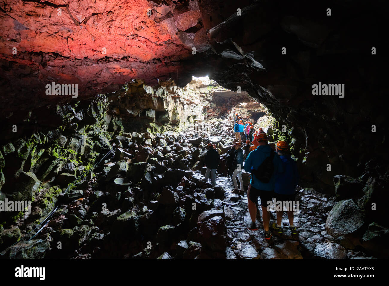 Porlakshafnarvegur, Island - 3. Juli 2018: die Gruppe von Menschen und Touristen Raufarholshellir Lava Tunnel Höhle in Island erkunden. Die Höhle war natürlich Stockfoto