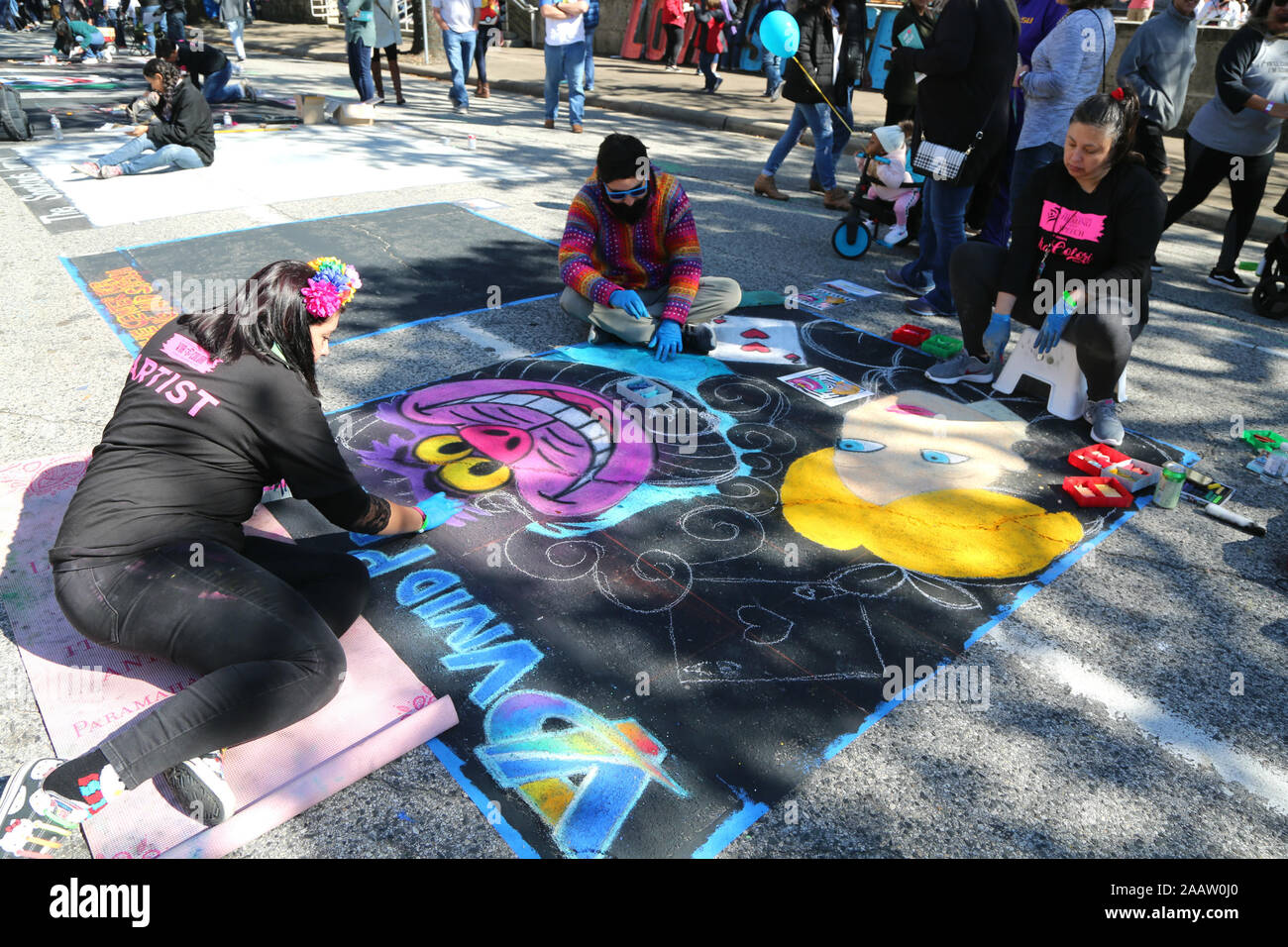 Houston, USA. 23 Nov, 2019. Künstler zeichnen street Gemälde in Houston, Texas, in den Vereinigten Staaten, an November 23, 2019. Mehr als 200 Künstler nahmen an der diesjährigen Houston Via Colori, einer der grössten Kunst Festivals in der Stadt, die gehalten ist, Geld für hörgeschädigte Kinder zu erhöhen. Credit: Qiu Ma/Xinhua/Alamy leben Nachrichten Stockfoto