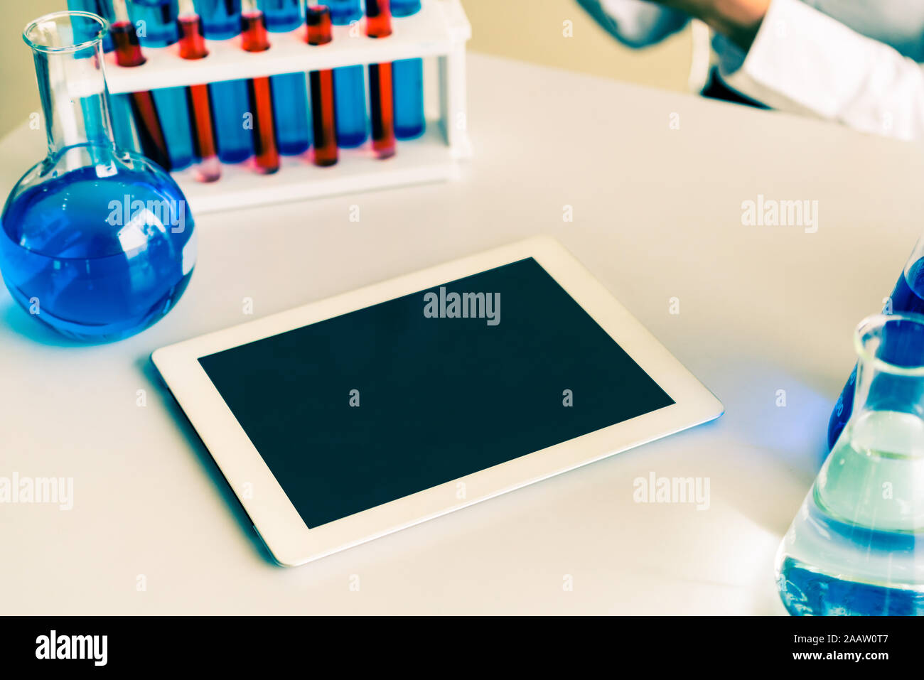 Tablet-PC im Labor und in der Biochemie Probe im Reagenzglas. Wissenschaft Technologie Forschung und Entwicklung Studie Konzept. Stockfoto