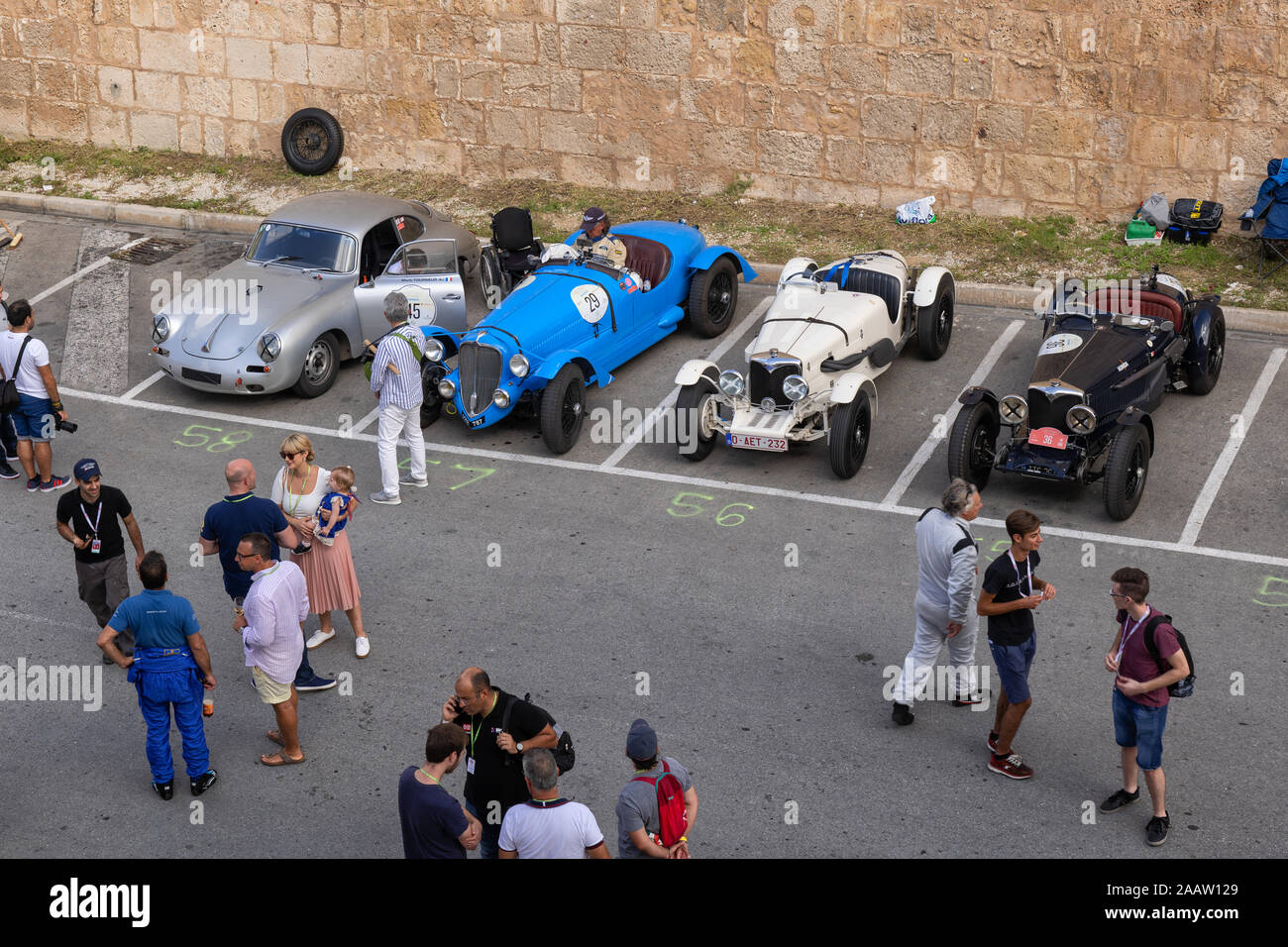 Mdina, Malta - Oktober 12, 2019: Menschen bei der Malta Classic Mdina Grand Prix Cars, Vintage Style racing Automobile Stockfoto