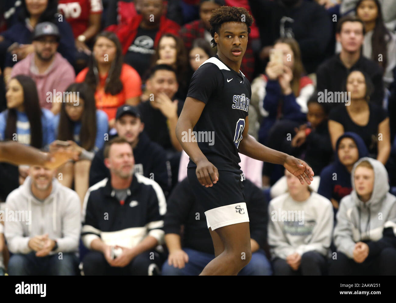 San Diego, Kalifornien, USA. 23 Nov, 2019. LeBron James Jr. (Bronny) von Sierra Canyon spielt während eines Spiels gegen katholische Kathedrale. Bronny ist der Sohn des großen NBA LeBron James. Credit: KC Alfred/ZUMA Draht/Alamy leben Nachrichten Stockfoto