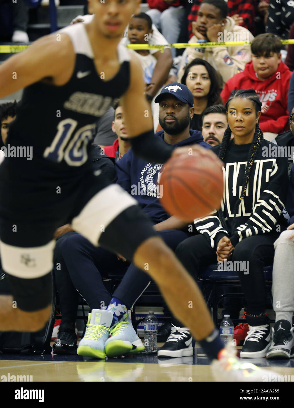 San Diego, Kalifornien, USA. 23 Nov, 2019. Im Ruhestand 13 Zeit NBA All-Star Dwyane Wade, Links, und seine Frau Gabrielle Union-Wade Beifall auf den Sierra Canyon Basketball Team während eines Spiels gegen katholische Kathedrale. Wade's Sohn Zaire Furt und Lebron James Sohn LeBron James jr., (Bronny) spielen für Sierra Canyon. Credit: KC Alfred/ZUMA Draht/Alamy leben Nachrichten Stockfoto