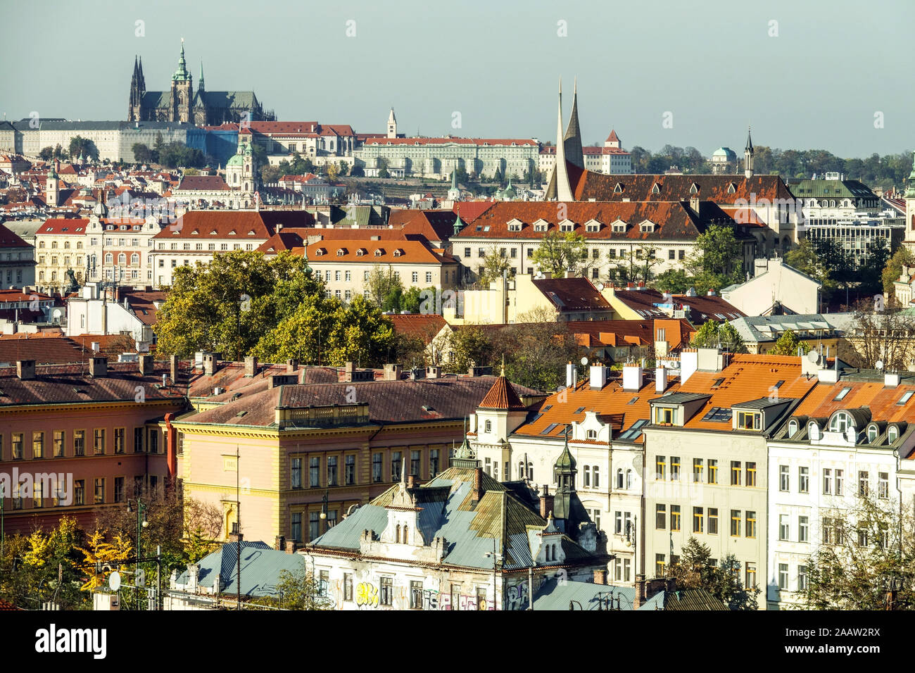 Mit Blick auf die Prager Burg über die Dächer der Emmaus Kloster auf Slovany, neue Stadt Prag in der Tschechischen Republik Stockfoto