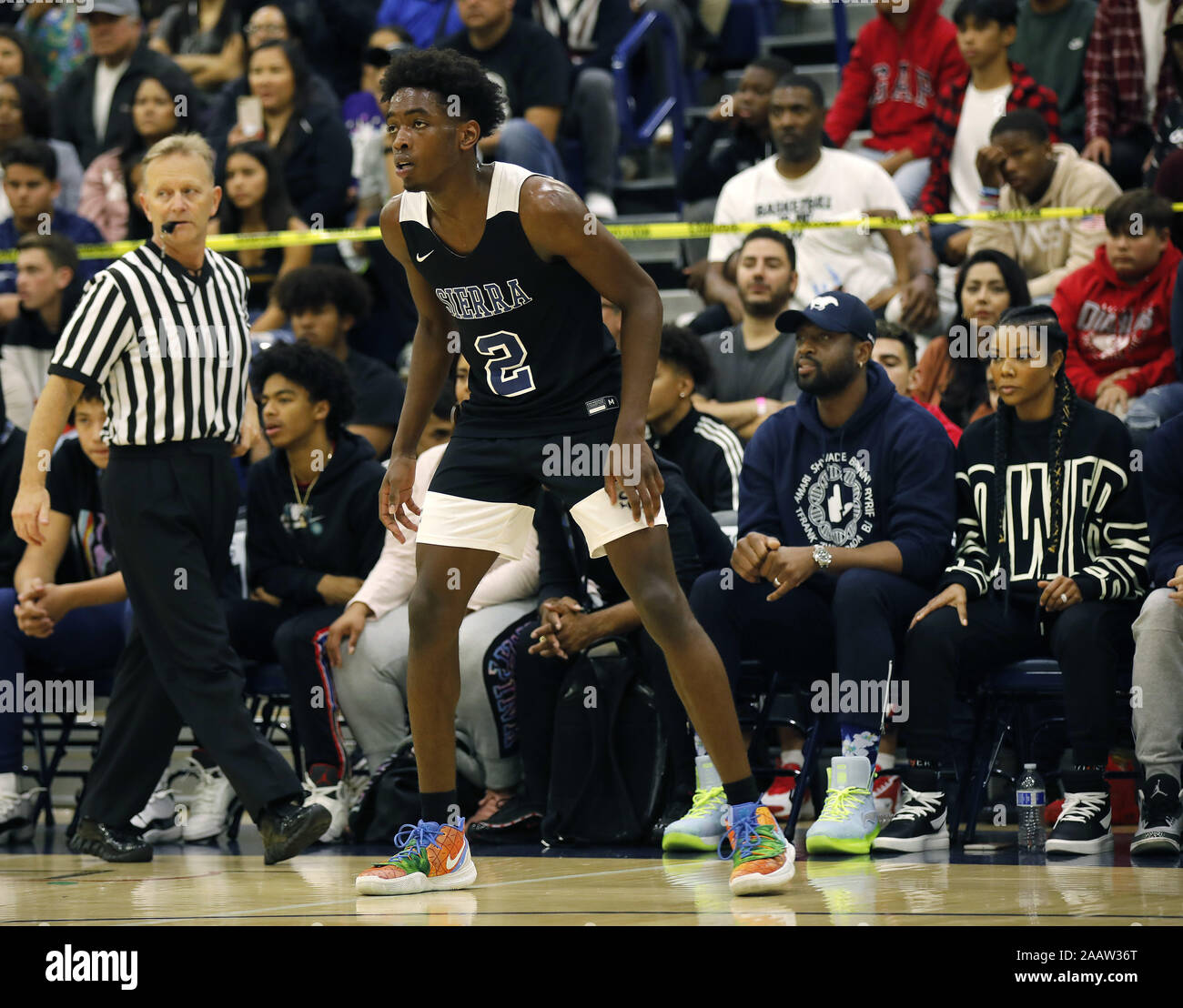 San Diego, Kalifornien, USA. 23 Nov, 2019. Im Ruhestand 13 Zeit NBA All-Star Dwyane Wade, Links, und seine Frau Gabrielle Union-Wade watch die Sierra Canyon Basketball Mannschaft spielen während eines Spiels gegen katholische Kathedrale. Wade's Sohn Zaire Wade, Links, und Lebron James Sohn LeBron James jr., (Bronny) spielen für Sierra Canyon. Credit: KC Alfred/ZUMA Draht/Alamy leben Nachrichten Stockfoto