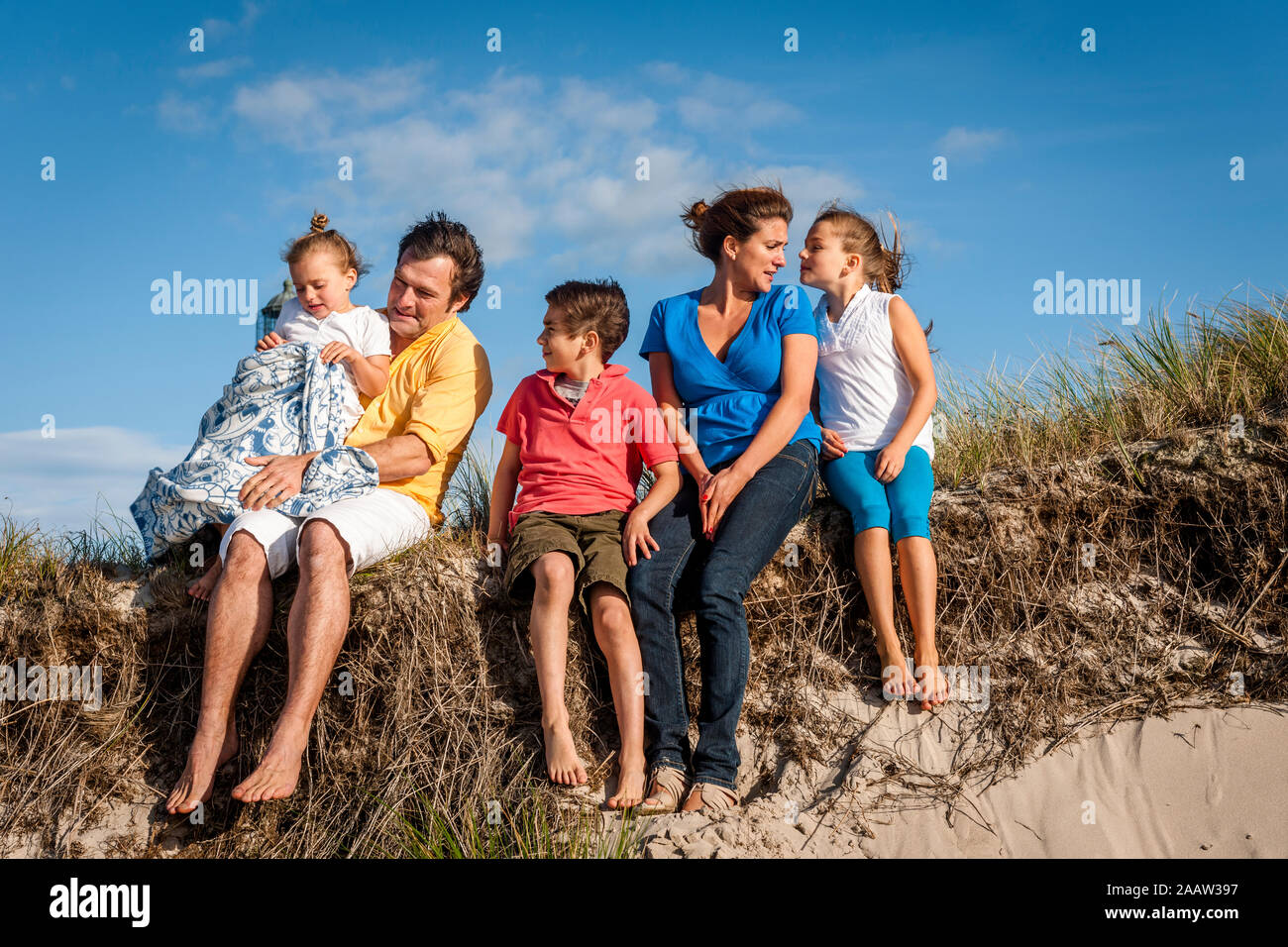 Familie sitiing in einem Strand Dünen, Darß, Mecklenburg-Vorpommern, Deutschland Stockfoto