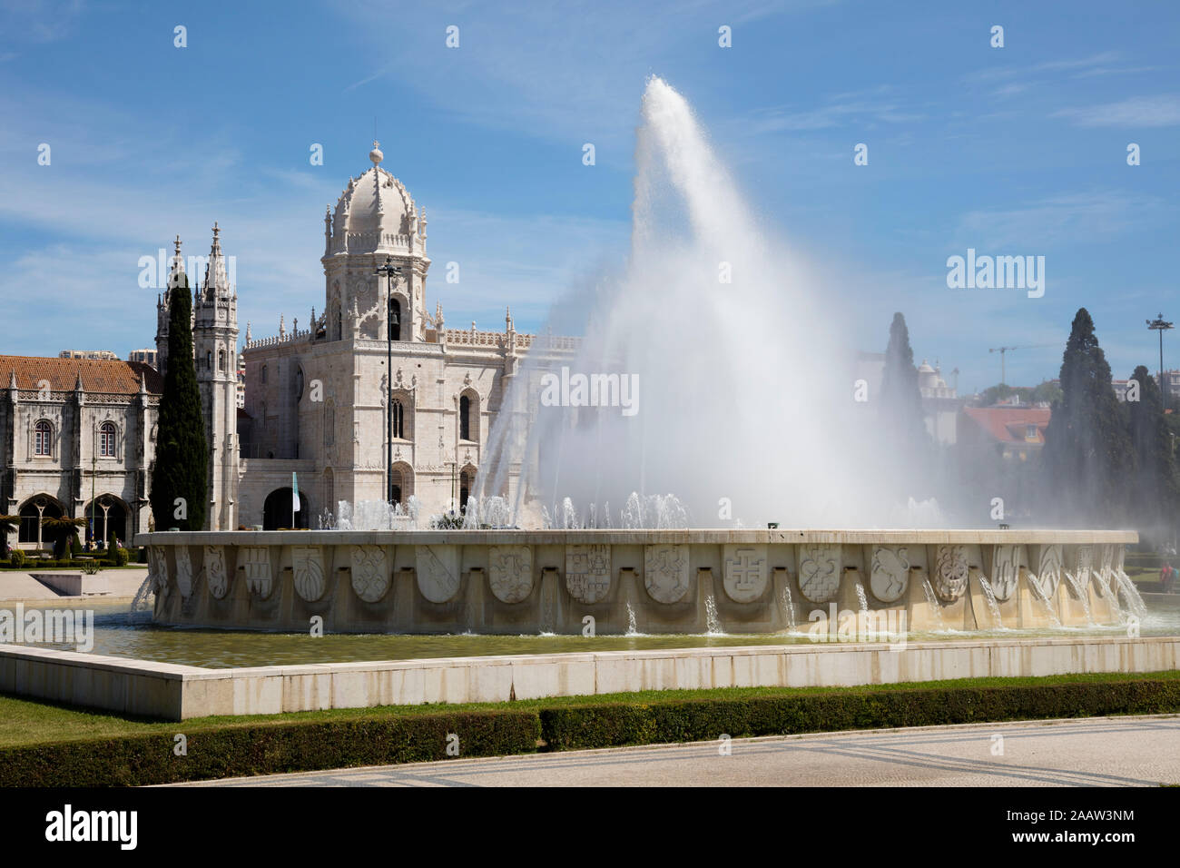 Wasser sprühen von Brunnen bei Hieronymus-Kloster in Lissabon, Portugal Stockfoto