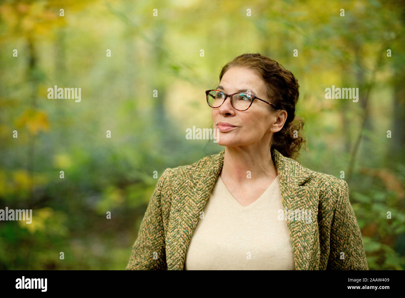 Porträt einer reifen Frau in einem Herbst Wald Stockfoto