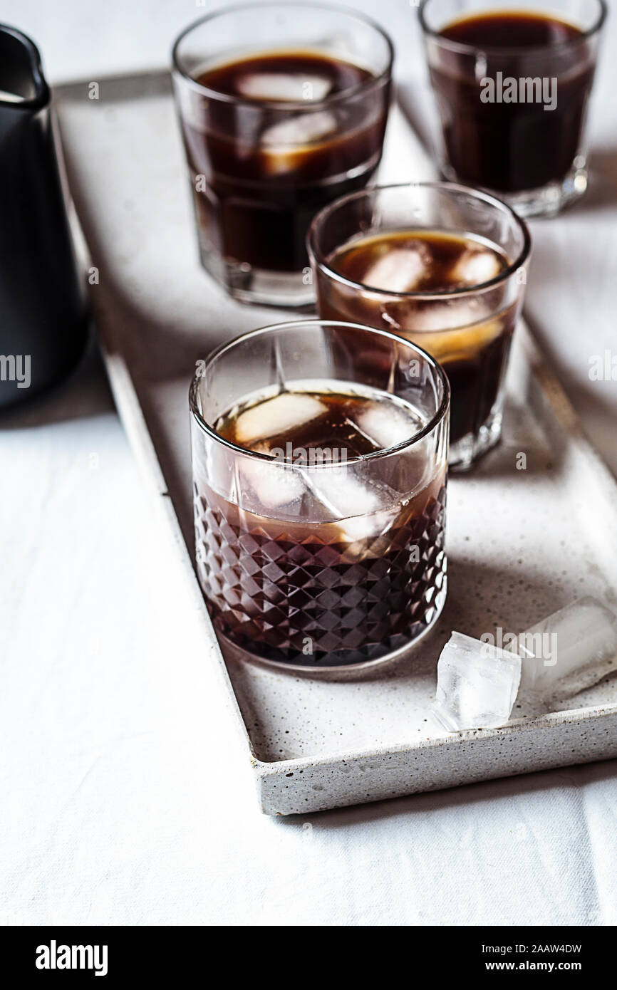 Kaffee mit Eiswürfel Stockfoto