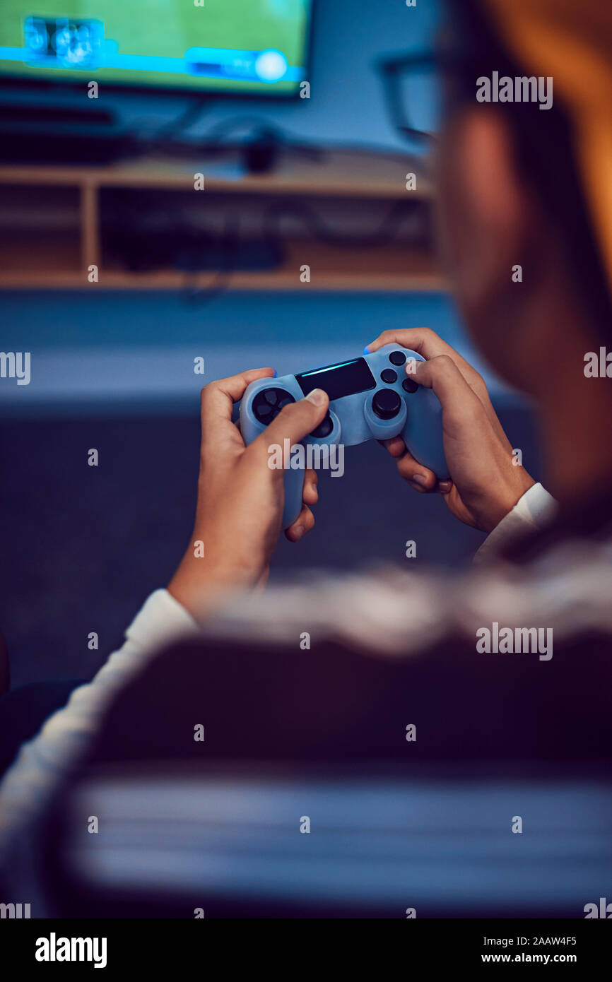Nahaufnahme der Teenager spielen video game in eine Spielhalle Stockfoto