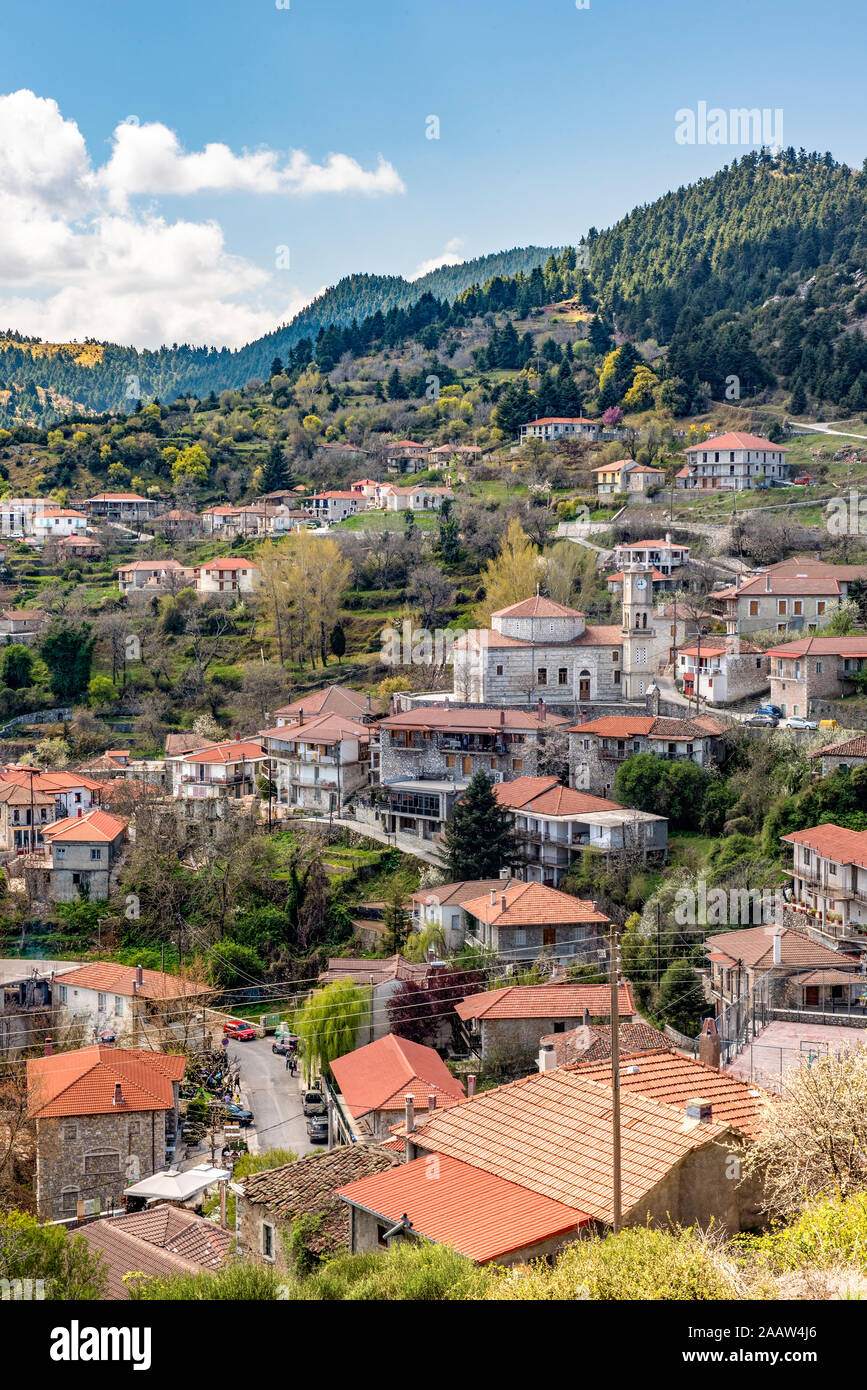 Blick auf das Bergdorf, Valtessiniko in Arcadia, Peloponnes, Griechenland. Stockfoto