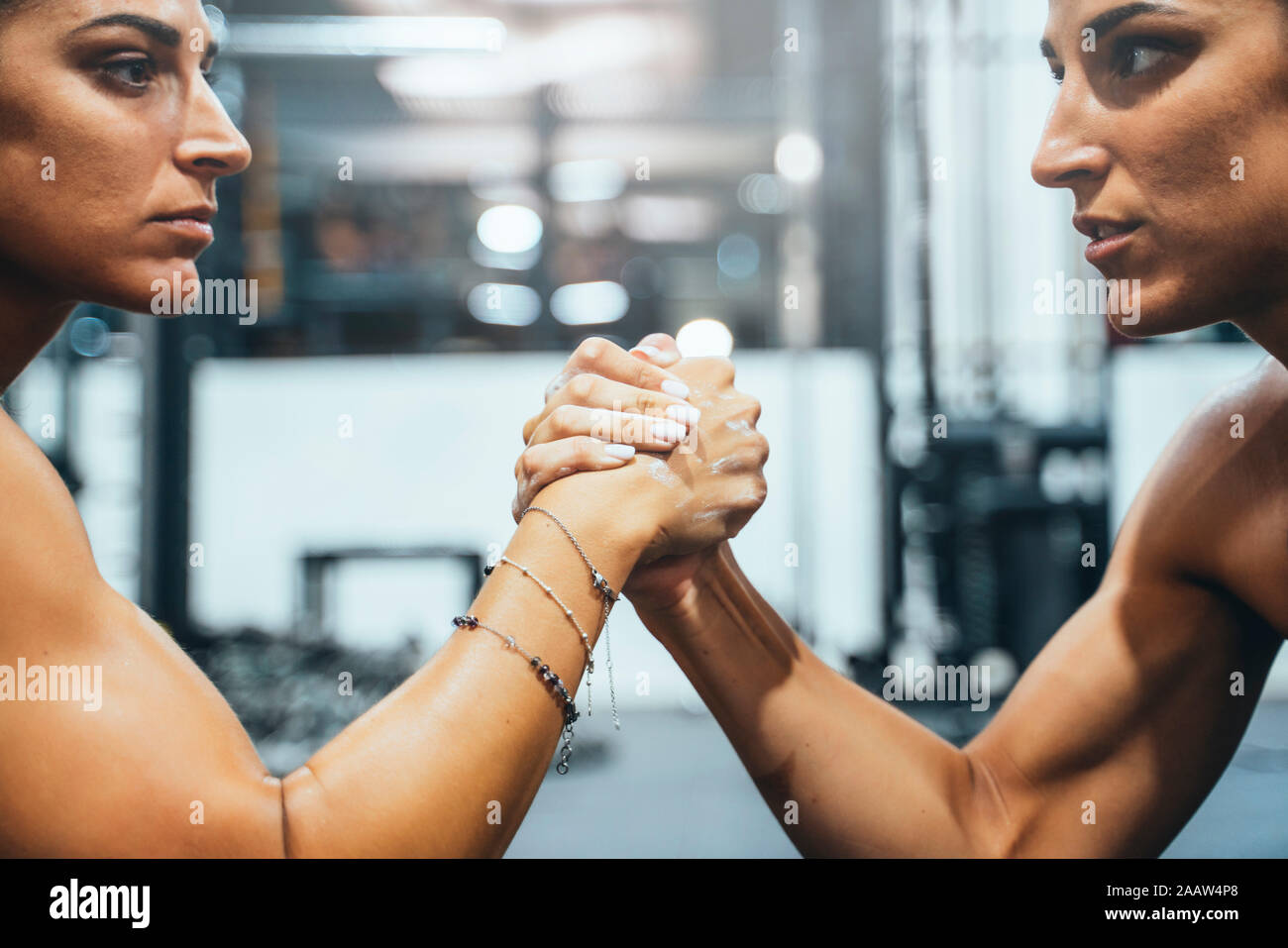 Weibliche zwillinge armwrestling -Fotos und -Bildmaterial in hoher  Auflösung – Alamy