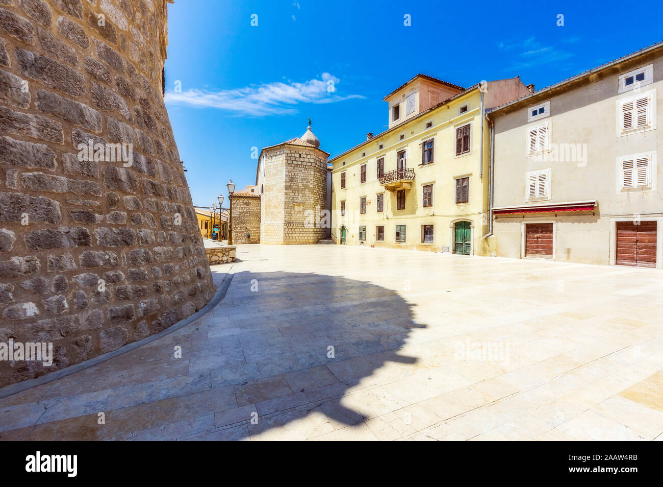Befestigte Mauer gegen den blauen Himmel an einem sonnigen Tag an der Krk, Kroatien Stockfoto