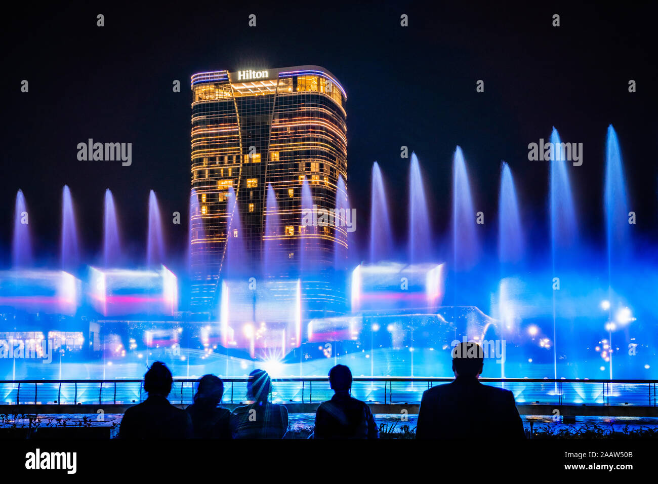 Taschkent, Usbekistan - 30 Oktober, 2019: Leute beobachten, tanzen Brunnen bei Nacht im neuen Taschkent City Park beleuchtet Stockfoto