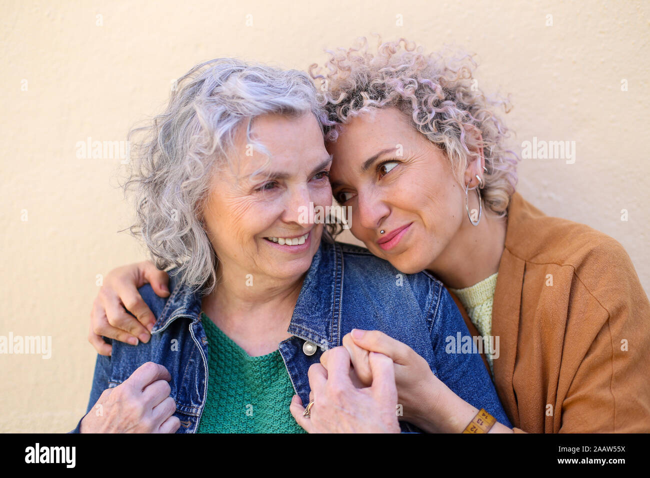 Portrait eines älteren Mutter mit ihrer erwachsenen Tochter umarmen im Freien Stockfoto