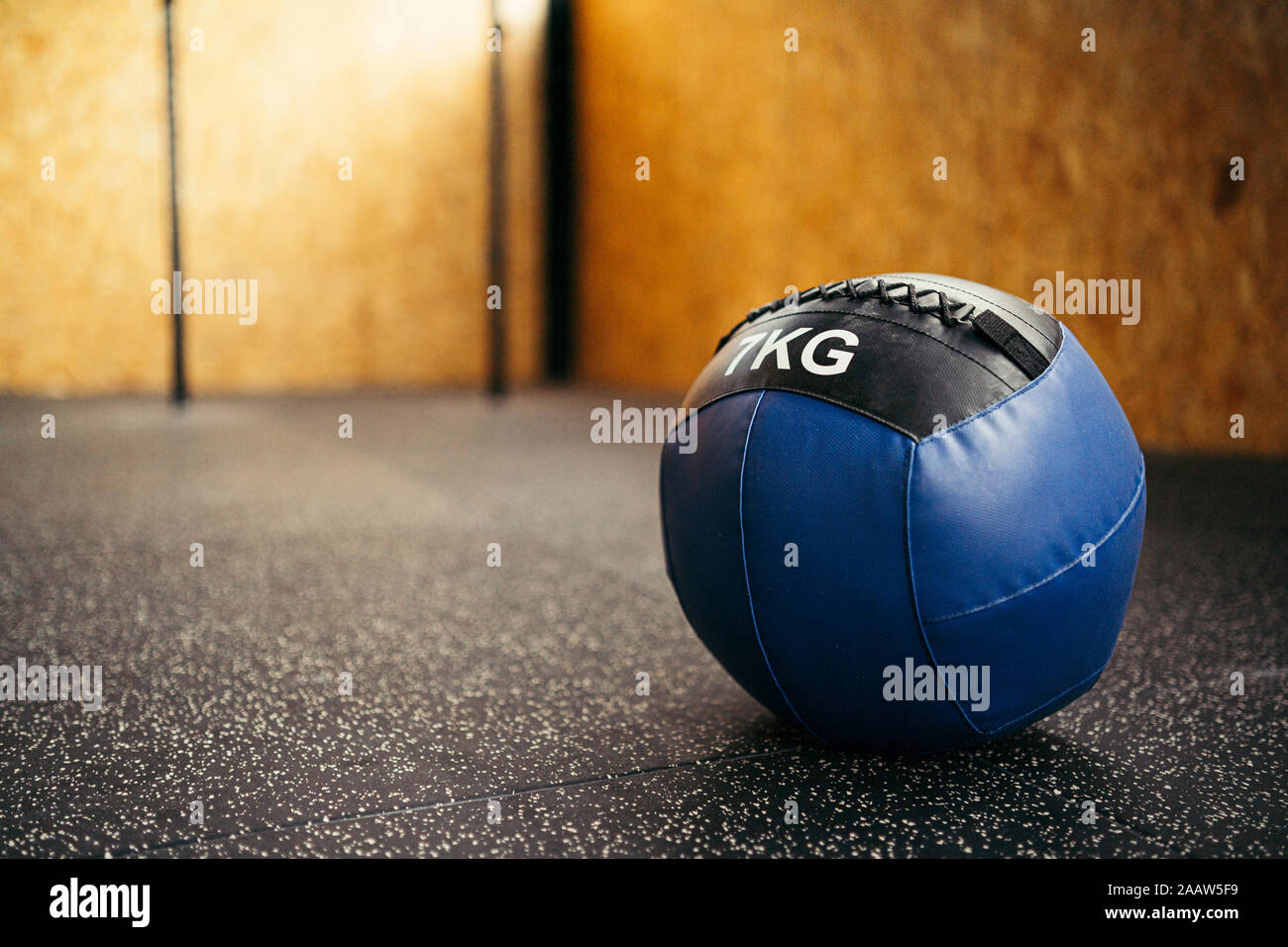 Blaue Medizin Ball in der Ecke einer Turnhalle Stockfoto