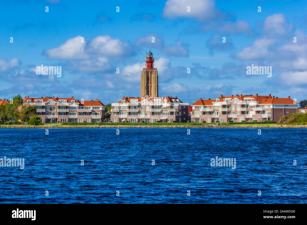 Niederlande, Zeeland, Westkapelle, Stadtbild mit Leuchtturm Stockfoto