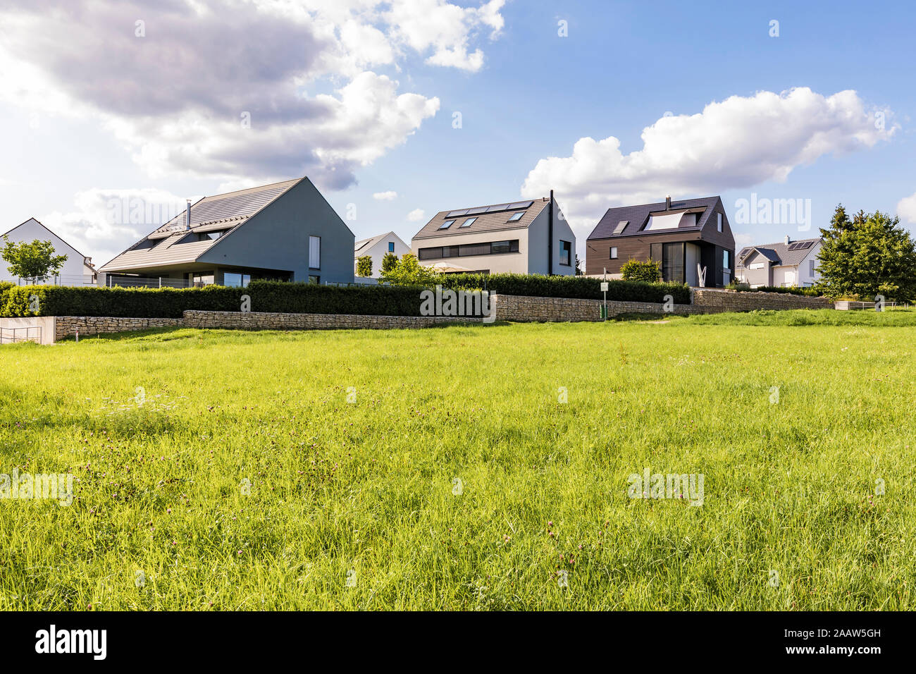 Häuser mit Solarzellen auf dem Dach von Feld gegen Himmel, Baden-Württemberg, Deutschland Stockfoto