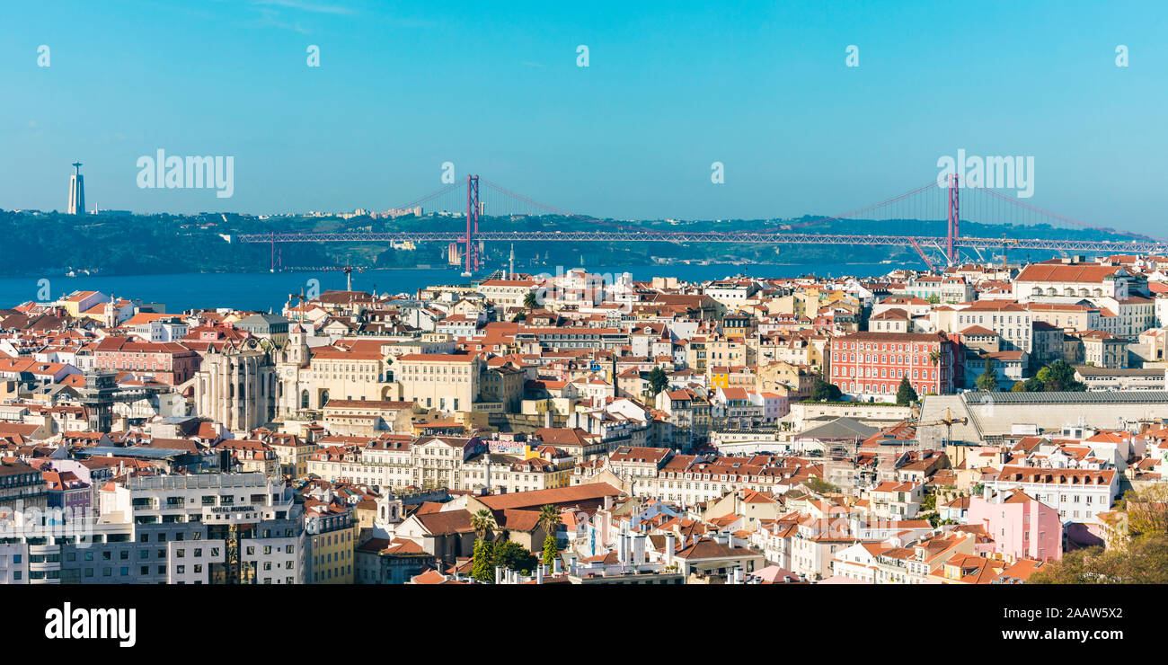 April 25 Brücke und Stadtbild gegen den klaren blauen Himmel in Lissabon, Portugal Stockfoto