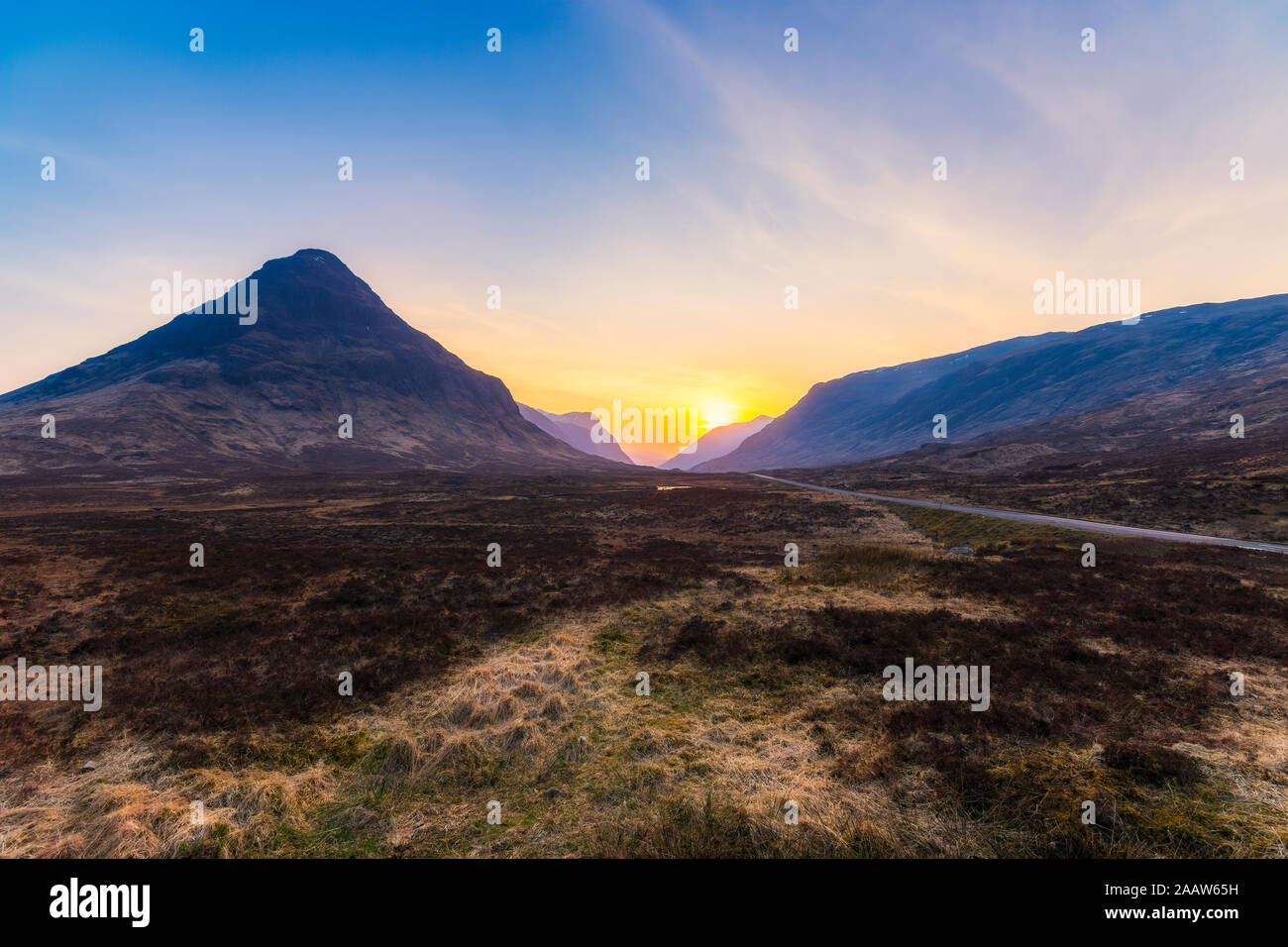 Malerischer Blick auf Landschaft gegen Himmel in Glencoe, Highlands, Schottland, UK Stockfoto