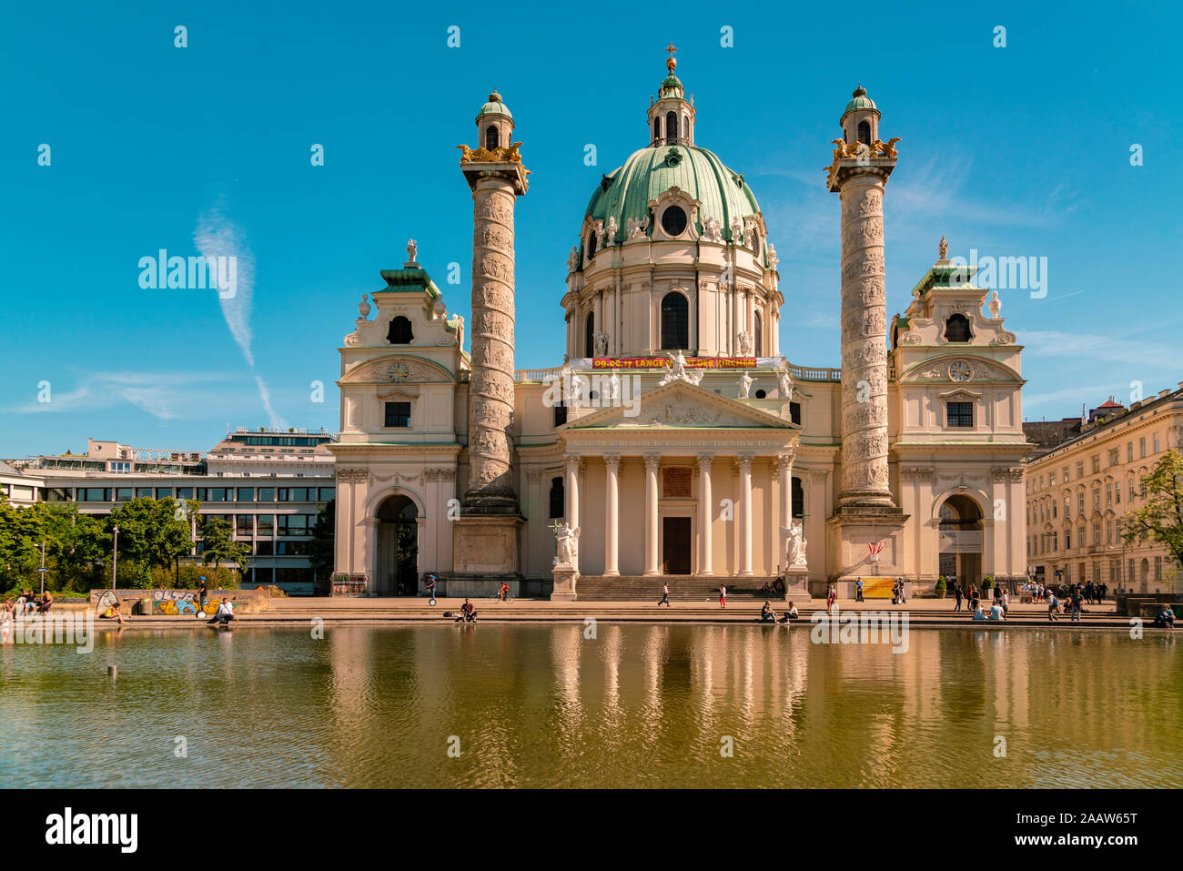 Karlskirche vor Teich in Wien, Österreich Stockfoto