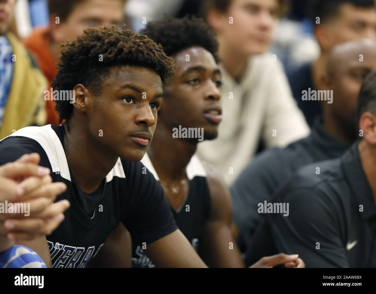 San Diego, Kalifornien, USA. 23 Nov, 2019. Dwyane Wade's Sohn Zaire Wade, Links, und Lebron James Sohn LeBron James jr., (Bronny) der Sierra Canyon Basketballmannschaft Watch von der Bank während eines Spiels gegen katholische Kathedrale. Credit: KC Alfred/ZUMA Draht/Alamy leben Nachrichten Stockfoto