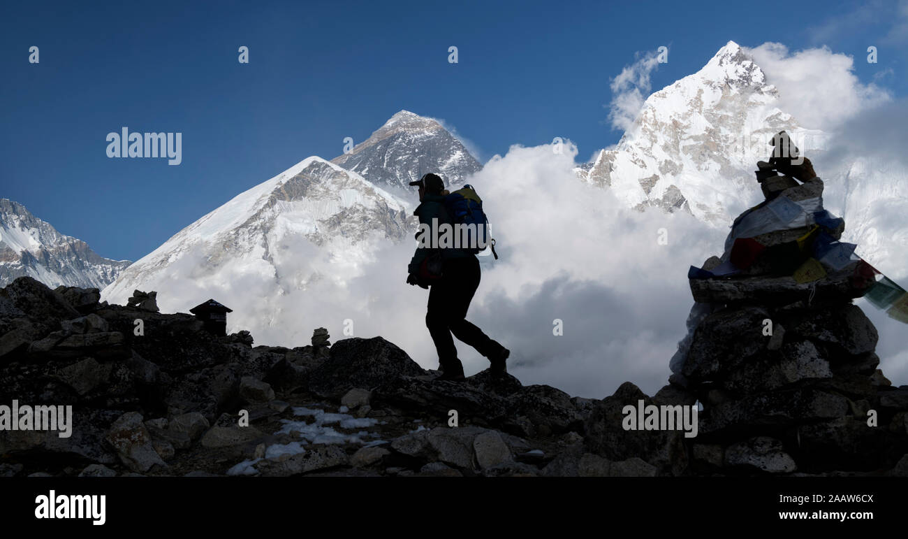 Frau Trekking mit Kala Patthar im Hintergrund, Himalaja, Solo Khumbu, Nepal Stockfoto
