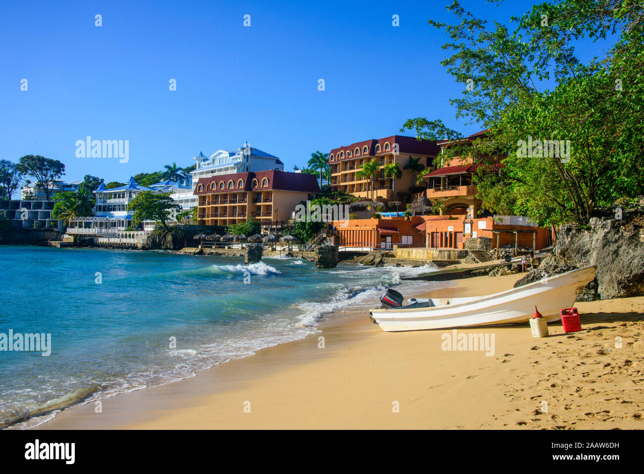 Boote am Strand gegen blauen Himmel in Sosúa, Dominikanische Republik Stockfoto